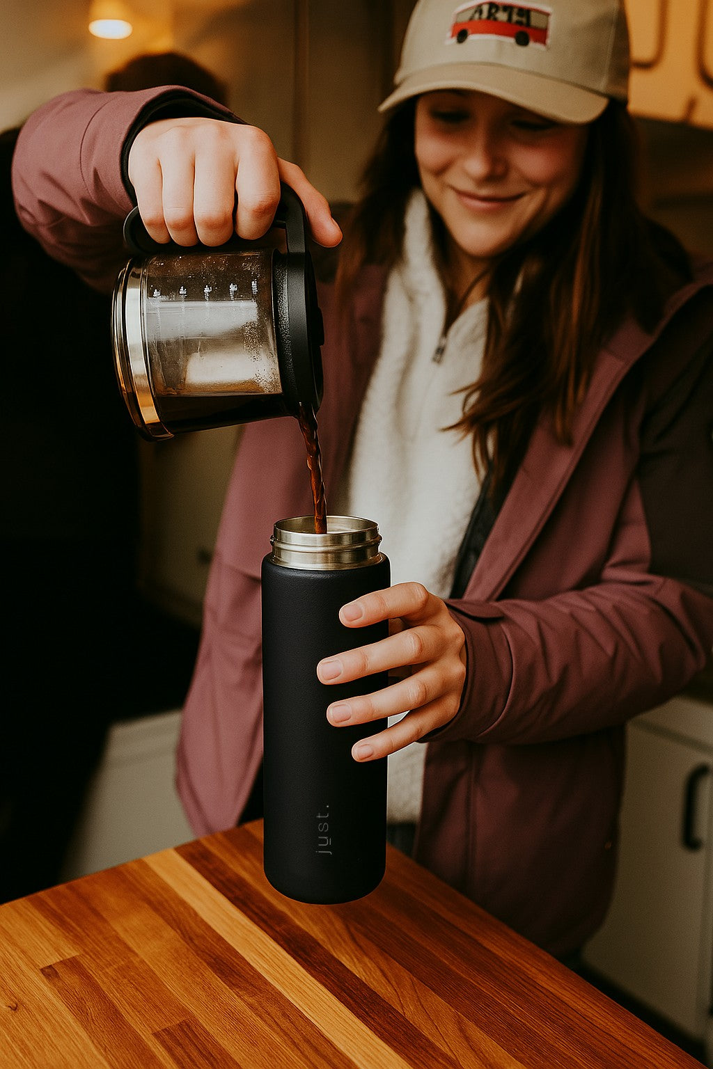 Pouring hot coffee into a 750ml (25oz) insulated bottle – leakproof & temperature-retaining