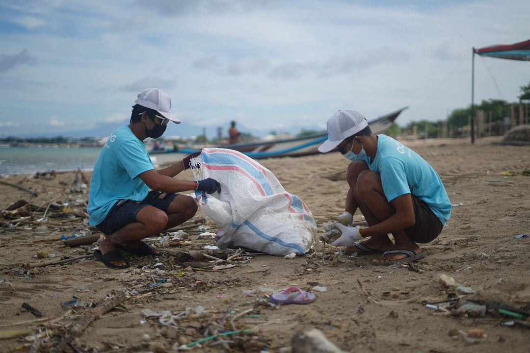 people collecting ocean bound plastic on the beach