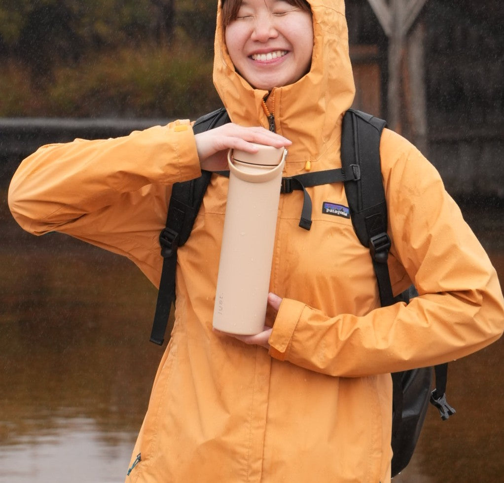 Hiker with a 25oz (750ml) beige water bottle - leakproof design